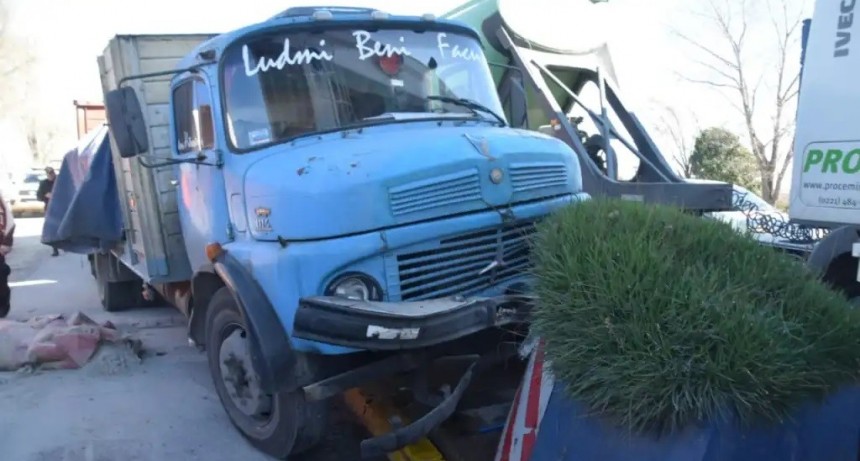 Peaje de Hinojo: Un camionero protagonizó un violento choque al quedarse sin frenos