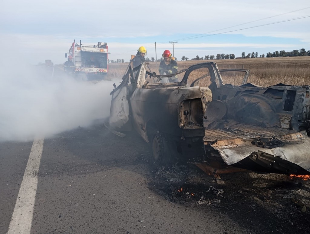 Bomberos Voluntarios acudieron al incendio de una camioneta