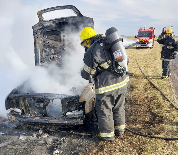 Ruta Nacional 205: Incendio total de una camioneta