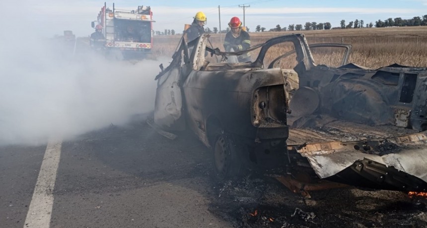 Bomberos Voluntarios acudieron al incendio de una camioneta