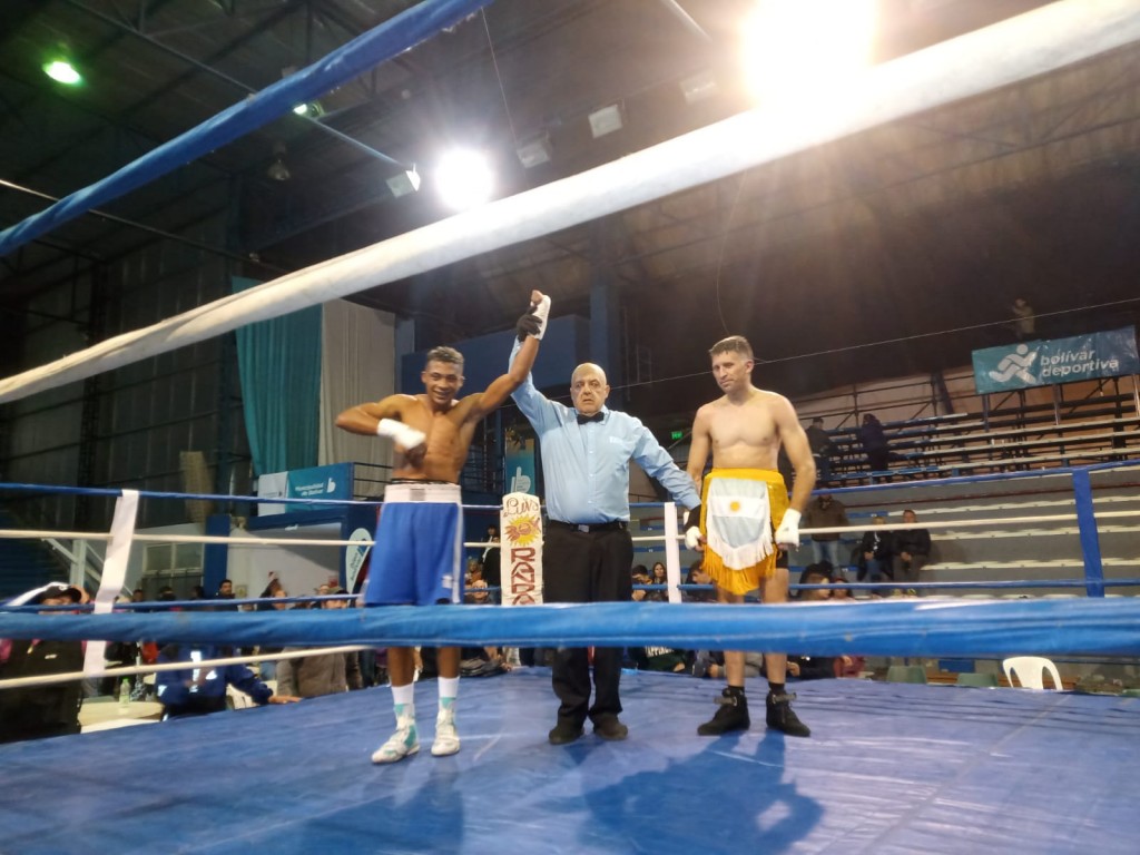 Boxeo en el Complejo República de Venezuela: José La Cobra Martínez debutó como profesional, y lo hizo con un nocaut en el tercer round