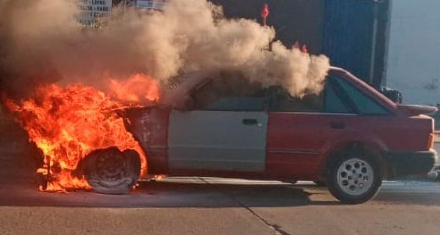 Incendio de un vehículo en calle Saénz Peña