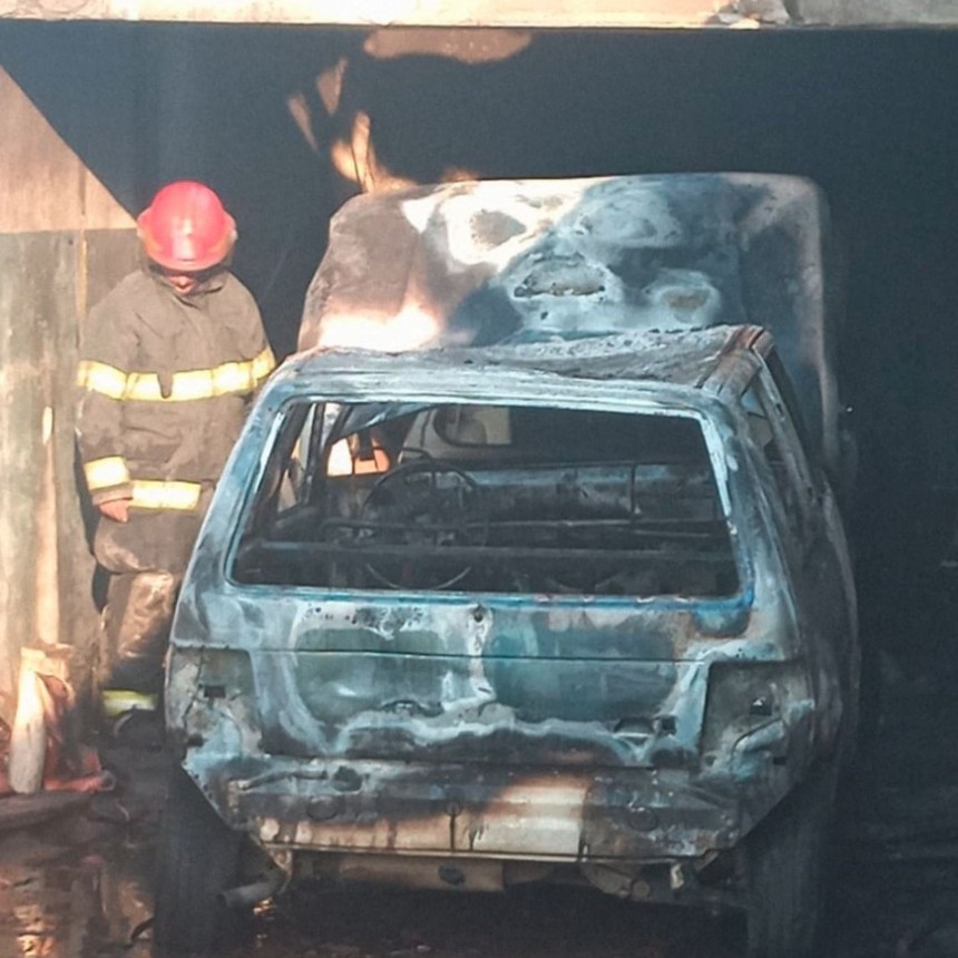 Se incendió un vehículo en el interior de un taller de chapa