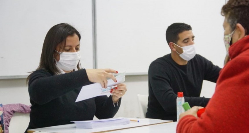 La secretaria de Desarrollo de la Comunidad, Lorena Gallego, y el director del área de Desarrollo Social, Alexis Pasos, acompañados por Pablo Soria y bajo estricto protocolo sanitario, entregaron las becas sociales a estudiantes del Partido de Bolívar