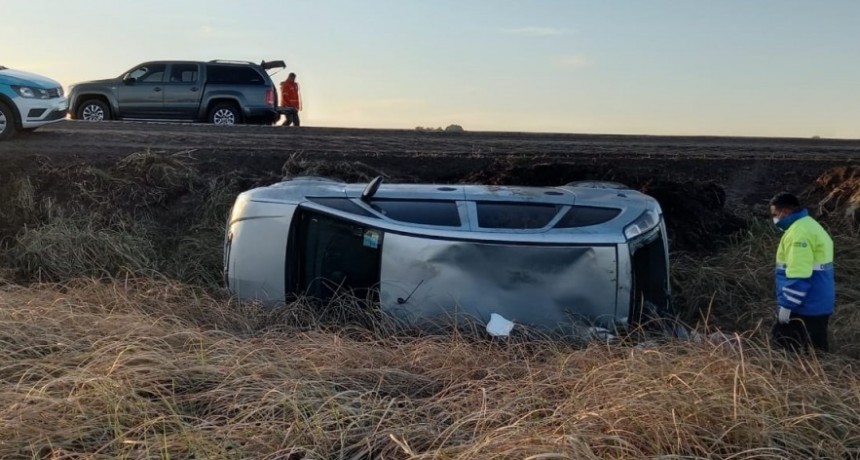 Una familia de González Chávez sufrió un vuelco en ruta 65, a unos 20 kilómetros de la rotonda 65 y 205