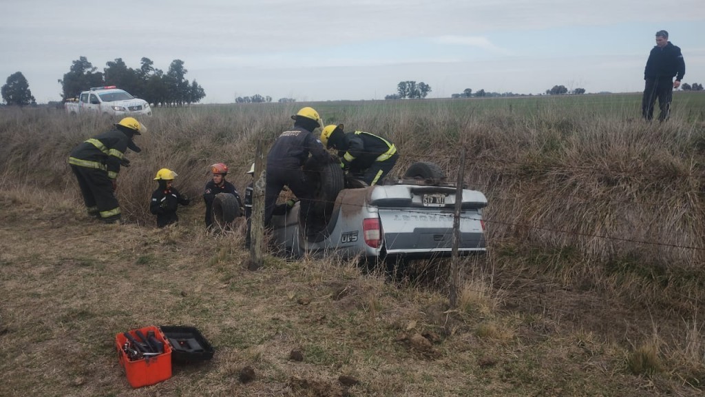 Paula: Un productor agropecuario dejó en marcha su camioneta para abrir la tranquera, y el vehículo se deslizó cayendo a un canal de desagüe que se encuentra sin agua