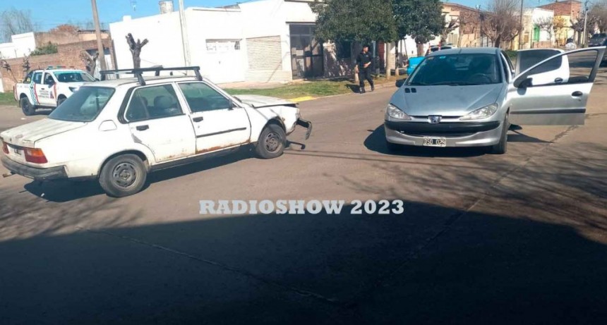 Colisión entre dos autos en Quirno Costa y Rondeau