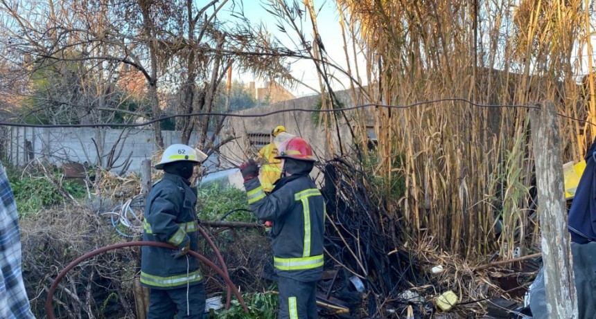 Un vecino realizó una quema controlada en el patio y movilizó a bomberos