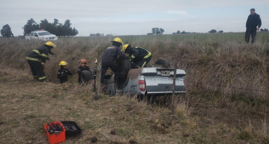 Paula: Un productor agropecuario dejó en marcha su camioneta para abrir la tranquera, y el vehículo se deslizó cayendo a un canal de desagüe que se encuentra sin agua