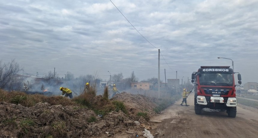 Salidas de Bomberos por incendio de pastos Palermo y Las Manzanitas (Video)