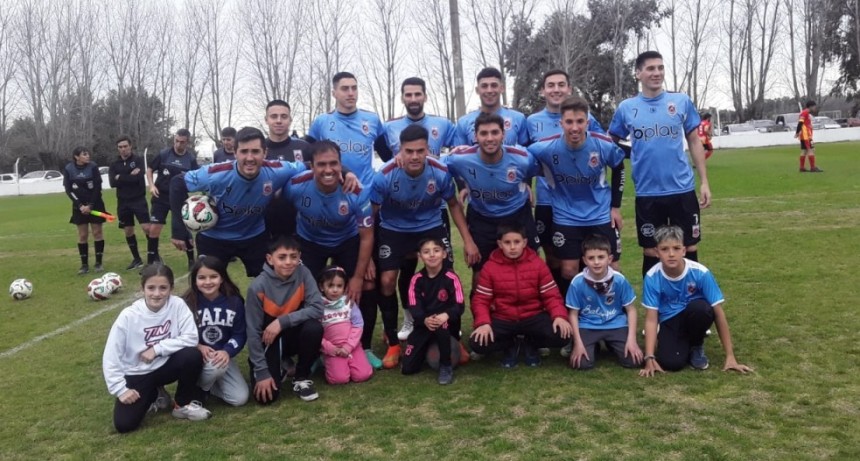 Balonpié goleó a Bull Dog por el campeonato local 