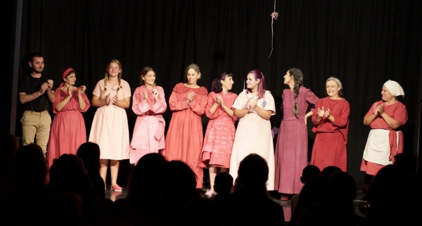 Pasó la obra La Edad de la Ciruela por la Sala El Taller de Artecon, y en FM 10 hablamos con sus protagonistas, que conforman el grupo de teatro vocacional Plan C