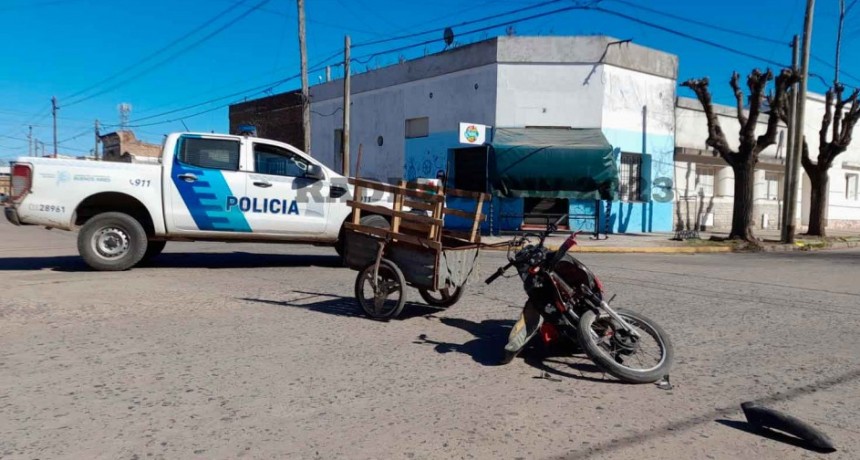 Trasladaron a un motociclista al hospital tras una fuerte colisión