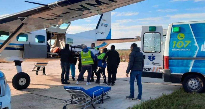 En un operativo intenso, se trasladó al Hospital San Martín de la ciudad a La Plata, al joven accidentado esta mañana en Alvarado y Pellegrini en el avión sanitario