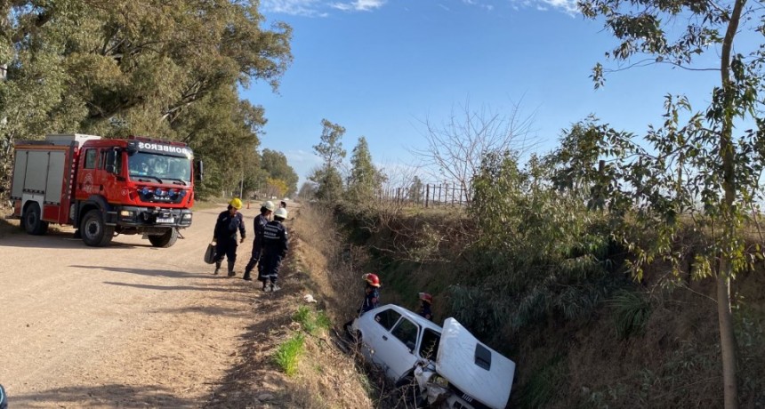 Bomberos Voluntarios y el Sistema Emergente, asistieron a un vehículo que cayó en la cuneta