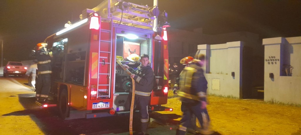 Bomberos Voluntarios asistieron al incendio de un automóvil en la madrugada y al principio de de incendio en la parrilla de una vivienda