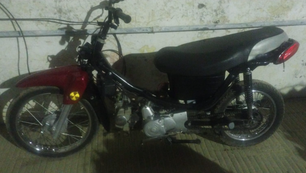 Se movilizaba a bordo de una moto robada, y fue aprehendido por la Policía local