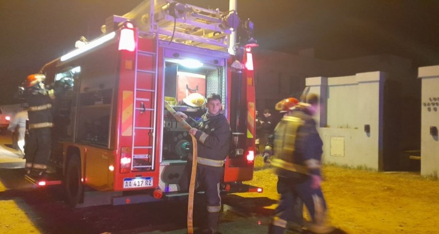 Bomberos Voluntarios asistieron al incendio de un automóvil en la madrugada y al principio de de incendio en la parrilla de una vivienda