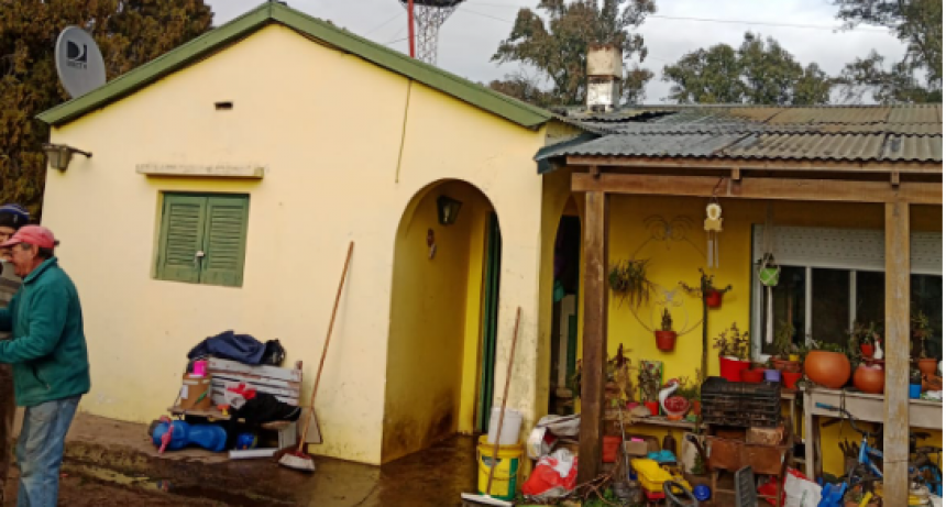 Bomberos Voluntarios de Urdampilleta asistieron al incendio de una vivienda en la zona de La 14