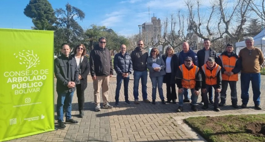 El Intendente Pisano acompañó la iniciativa del Consejo de Arbolado Público por el Día del Árbol, FM10 estuvo en Plaza Mitre con testimonios significativos con sus integrantes