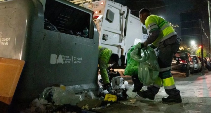 Jorge Macri ordenó sancionar a quienes revuelvan la basura en los contenedores