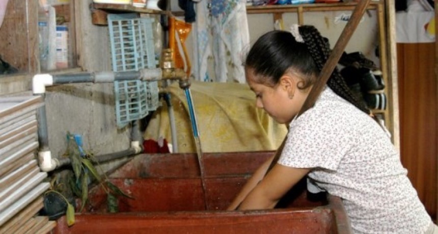 Las adolescentes de Argentina dedican el doble de tiempo al trabajo dom&eacute;stico que los varones
