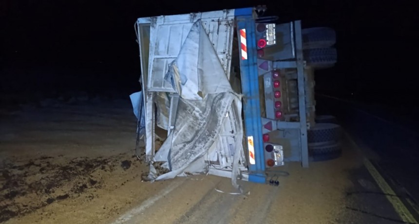 Ruta 226: Vuelo de un acoplado en jurisdicción Olavarría, a la altura del kilómetro 354