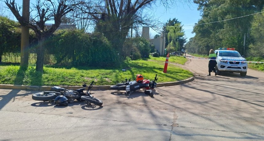 Impacto entre dos motociclistas