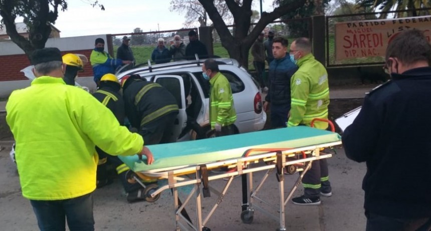 Un conductor se descompensó e impacto contra un árbol