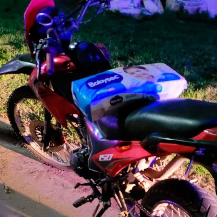 Leve colisión entre un motociclista y un menor a bordo de una bicicleta