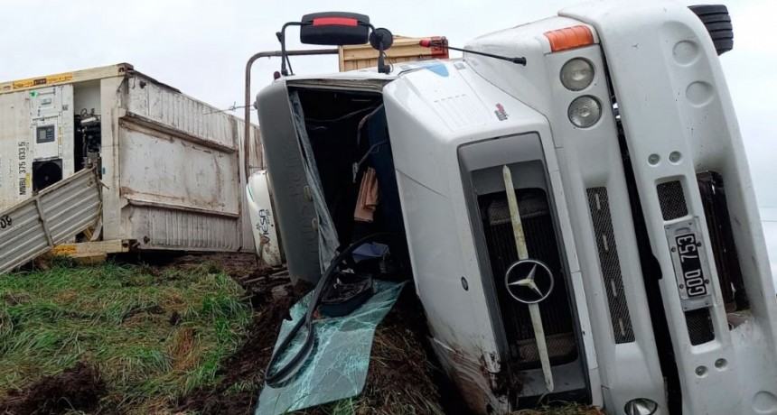 Ruta 226: Un camión volcó y la ruta quedó cortada temporalmente