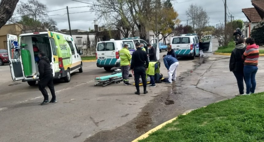 Un motociclista fue trasladado al hospital tras una colisión con una ambulancia