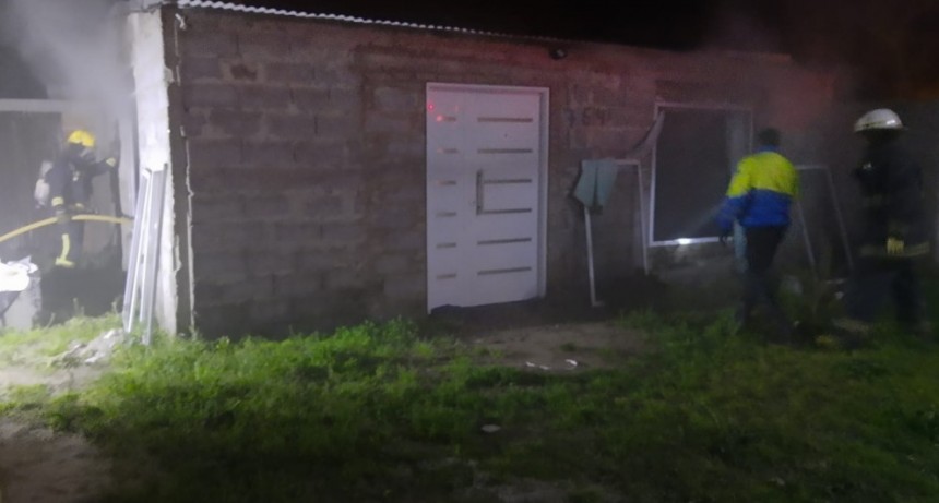 Llamativo y preocupante incendio de una vivienda en Villa Diamante