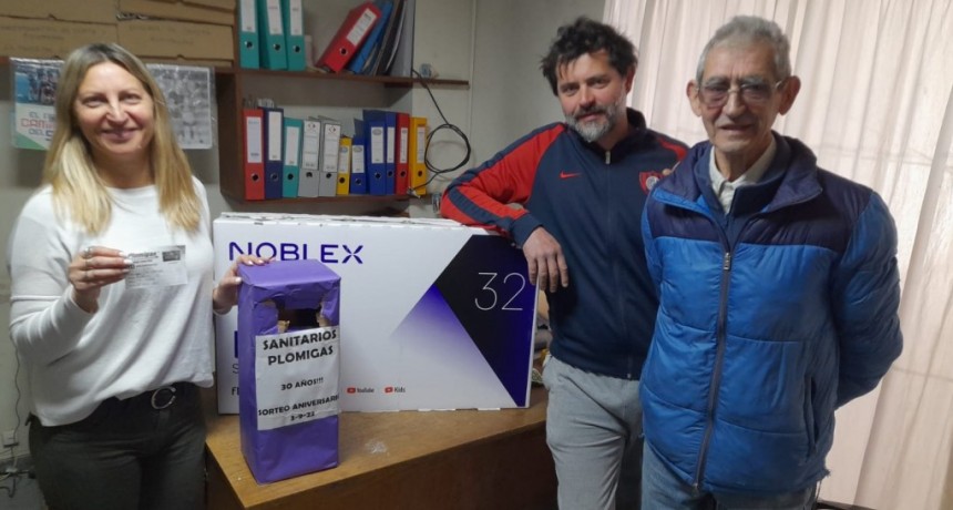 La firma Plomigas celebró 30 años de vida comercial, sorteando entre sus clientes, un Smart Tv 32, como devolución al acompañamiento de sus clientes en tanto tiempo