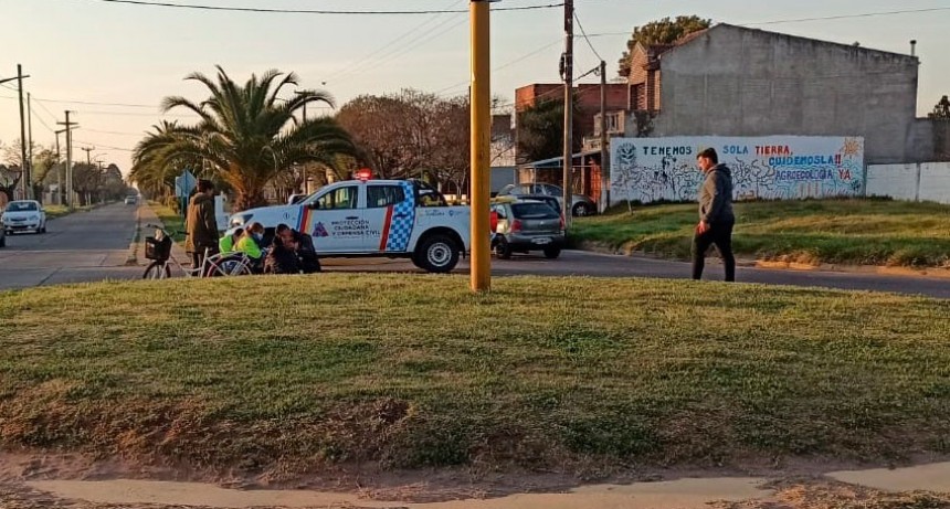 Un perro se habría cruzado delante de la bicicleta, generando la caída hacia la cinta asfáltica