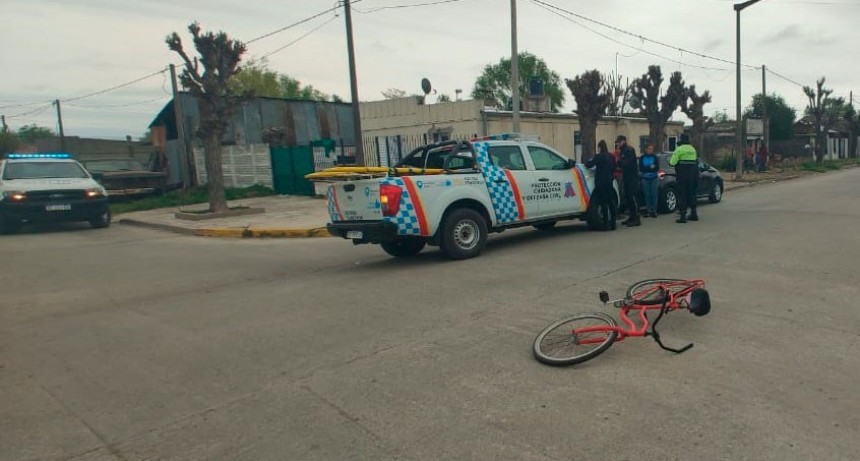 Trasladaron al hospital a una joven que circulaba en bicicleta, tras el impacto con un auto