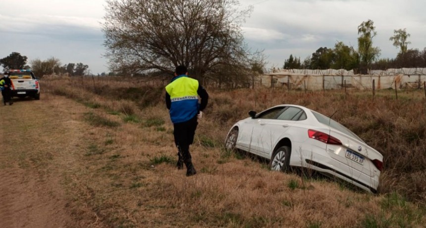 Un vehículo cayó en una cuneta