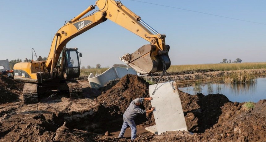 La Dirección Vial Municipal trabaja en la instalación del primer puente de la Cuenca Lechera