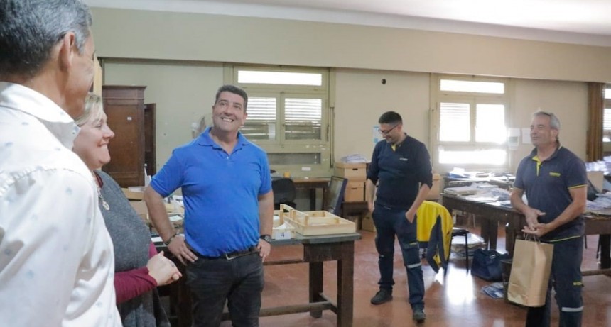 El Director de Producción, Comercio, Industria y Servicios, saludó a los Carteros en su día