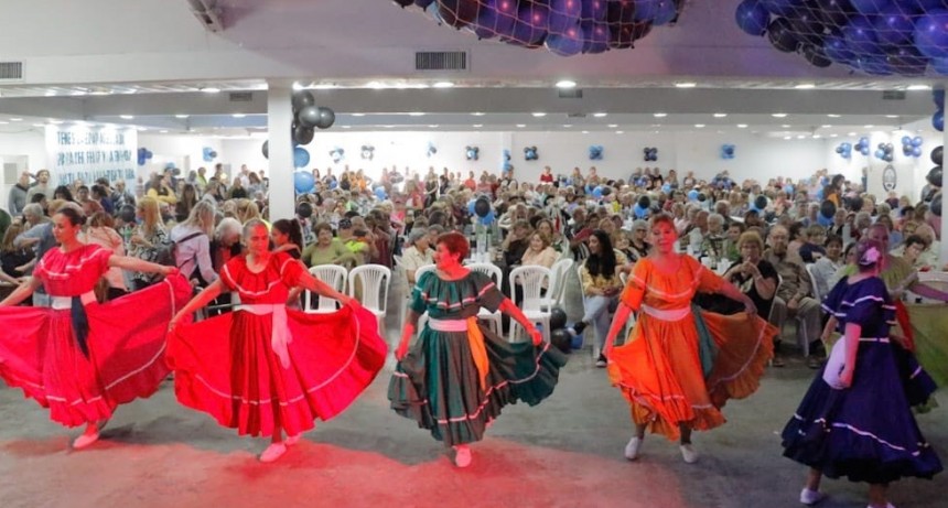 963 Adultos Mayores disfrutaron de la gran fiesta por día del/la Jubilado/a