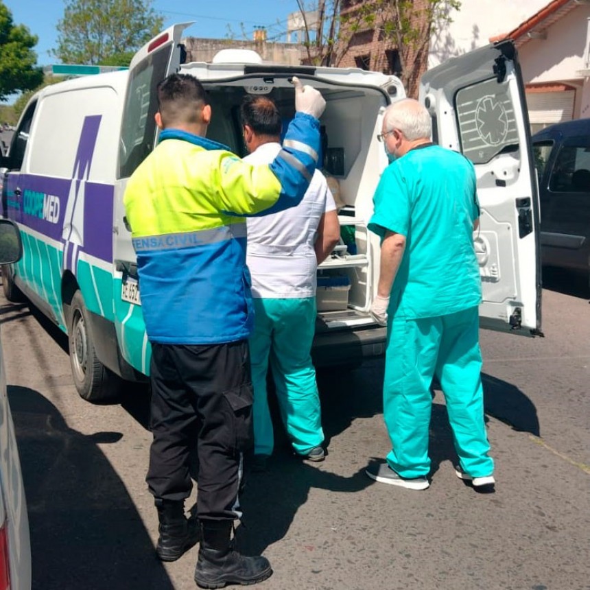 Una mujer cayó de su bicicleta y debió ser asistida