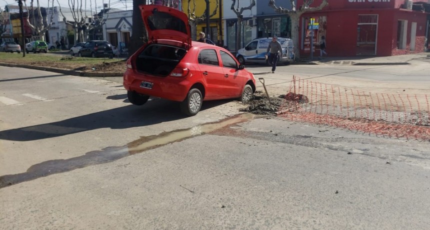 Una conductora cayó en la fosa que estaban trabajando y colocando cemento