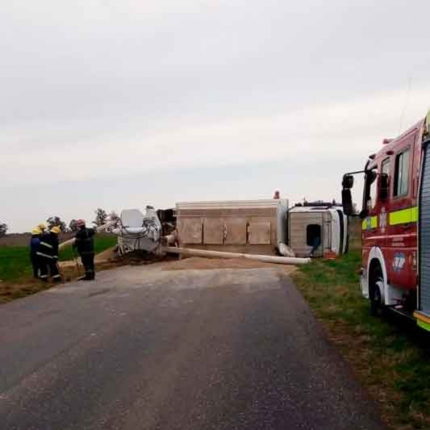 Ruta 86: Volcó un camión sobre la cinta asfáltica e interrumpió temporalmente el tránsito