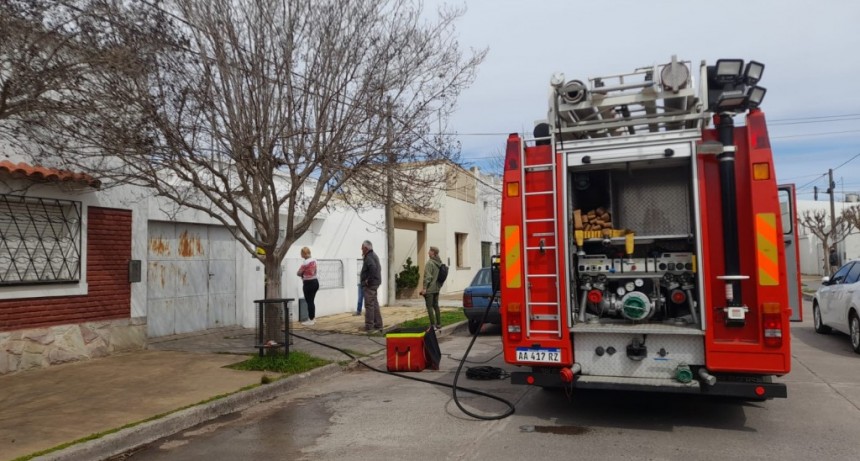 Bomberos Voluntarios trabajaron en la extinción del incendio en una cocina