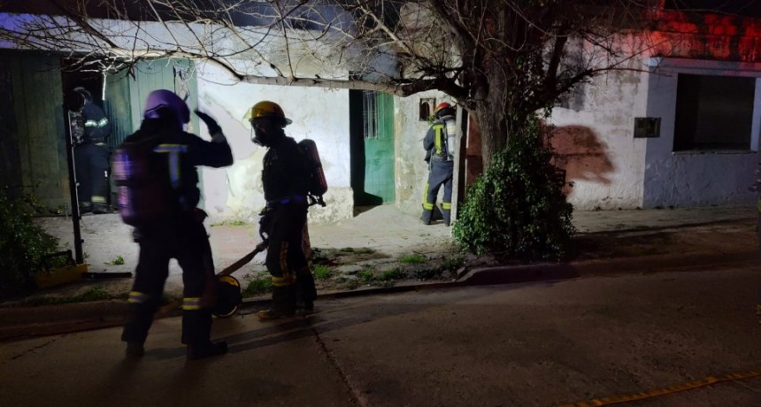 Bomberos trabajó anoche en el incendio de una vivienda y un predio ubicado calle Alberti y Santos Plaza