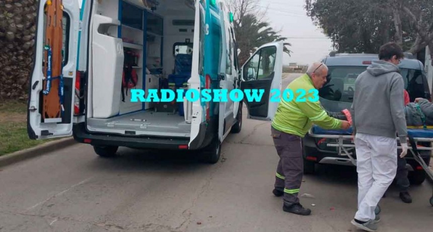 Fuerte caída de dos jóvenes a bordo de una moto