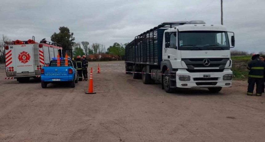 Un camionero perdió la vida cuando quedó aprisionado entre el chasis y el acoplado cargado de hacienda