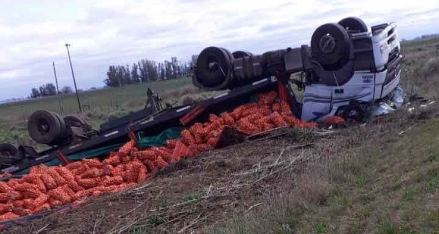 Ruta 65: Un camión cargado de cebolla volcó entre el acceso a Dudignac y la bajada a Del valle