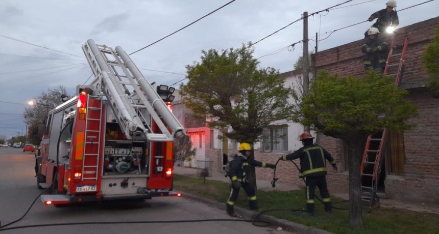 El hollín de una chimenea inició un foco ígneo en una vivienda de barrio Casariego