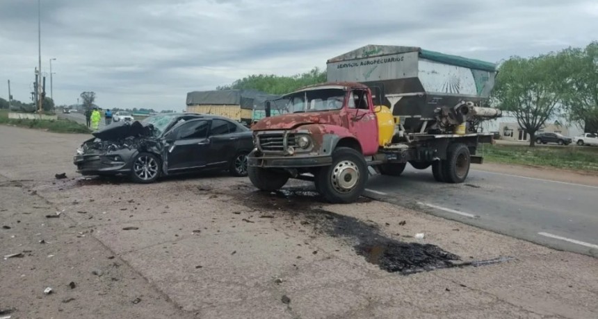 Carlos Casares Ruta 5: Violento impacto frontal entre un auto y un camión dejó el saldo de dos personas heridas